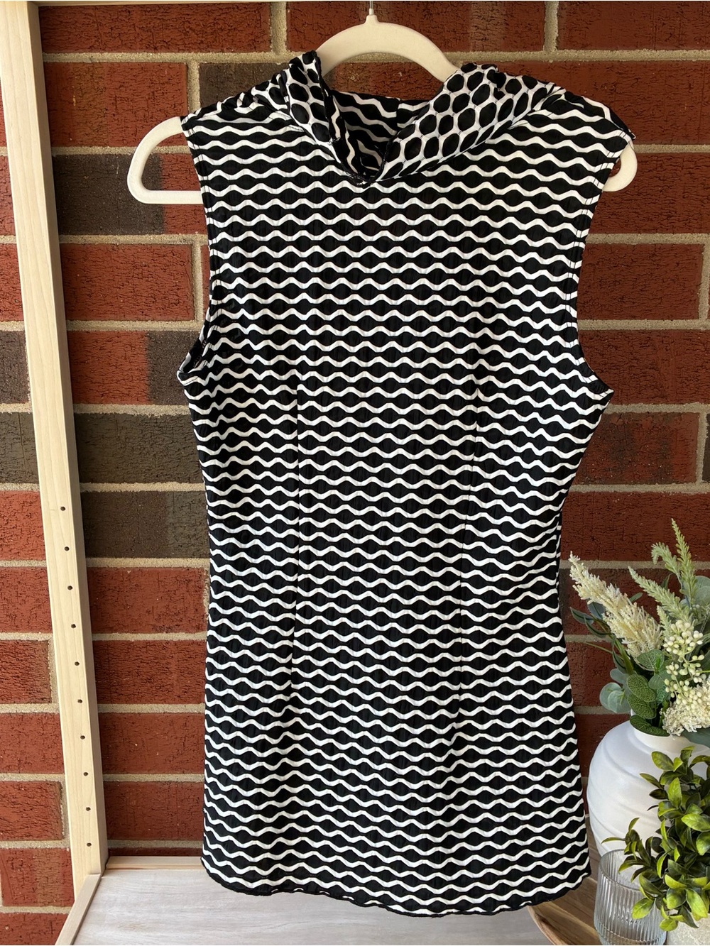 Frank Lyman Design Black & White Sleeveless Cowl Neck Top Size 8 Geometric AOP - Picture 2 of 5